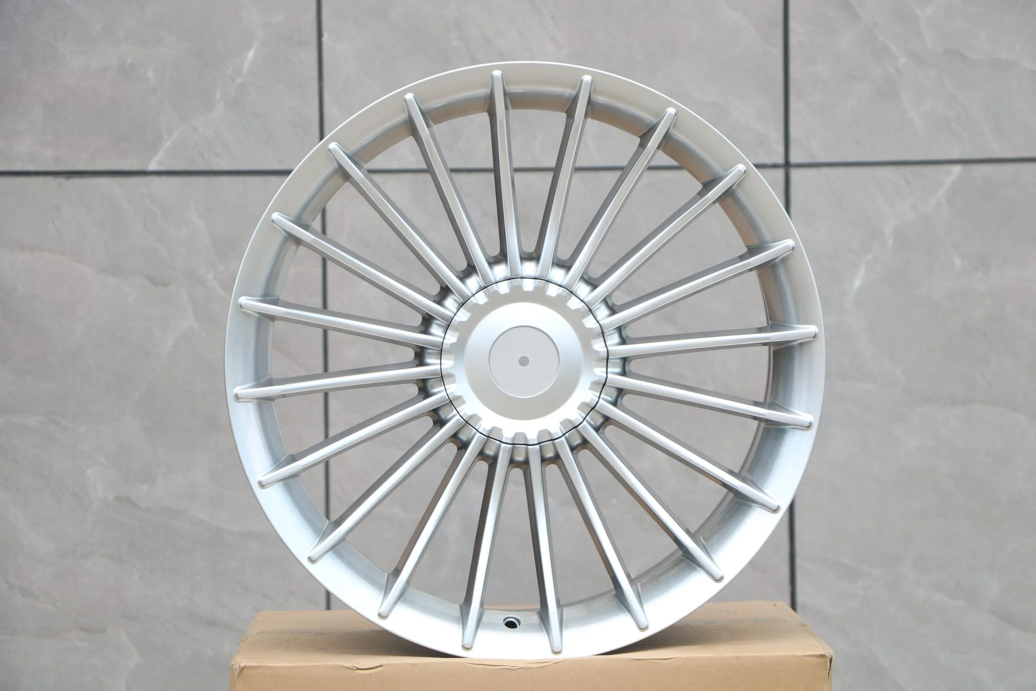 W724 Hyper Silver 20x9.5 ET20 CB72.6 5x112/120 - Image 9