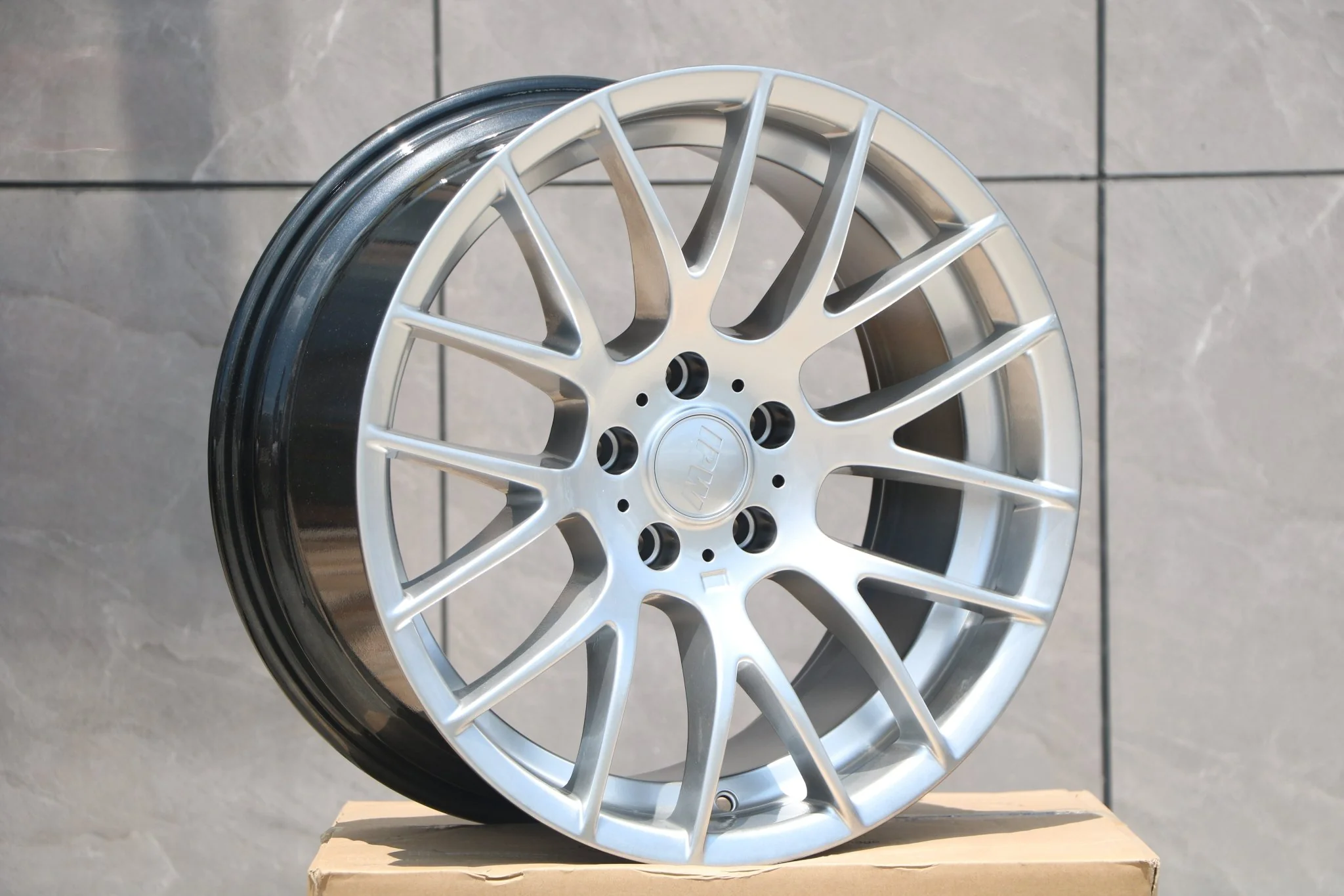 W725 Hyper Silver 18*9.0 ET35 5*120 CB72.56 - Image 2