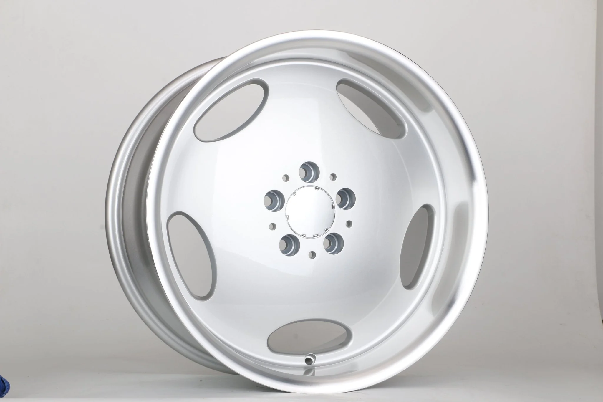 W823 iV-1406 Silver Machined Lip 18x9 ET35 5x112 CB66.56 - Image 2