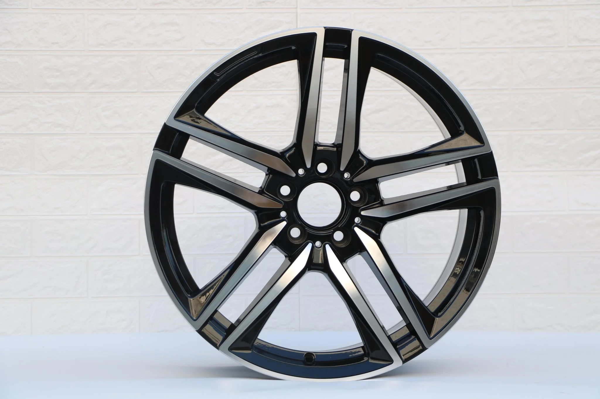 W845 1558 Black Machined Face 19x8.5 ET32  CB66.6 - Image 2
